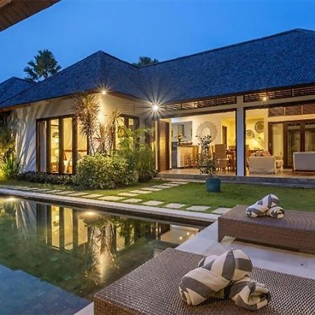 Villa Tiga Mangga Seminyak Exteriör bild